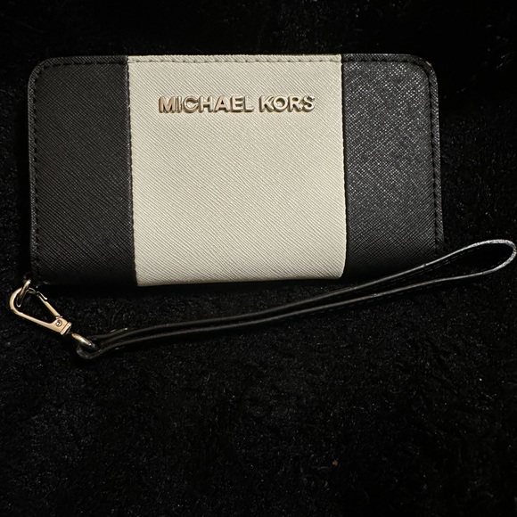 EUC Michael Kors wristlet with side zipper - Picture 5 of 7